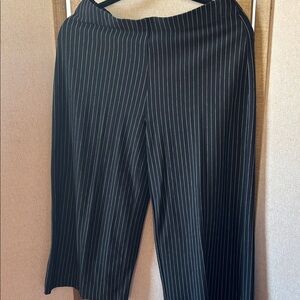 Eric Black Pinstripe capri Pants medium